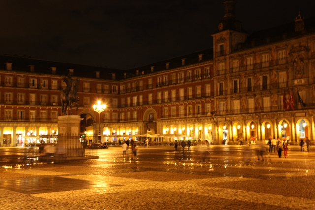 Plaza Mayor nocą Plaza Mayor w Madrycie nocą