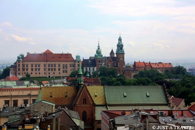 Widok z wieży ratuszowej na Wawel