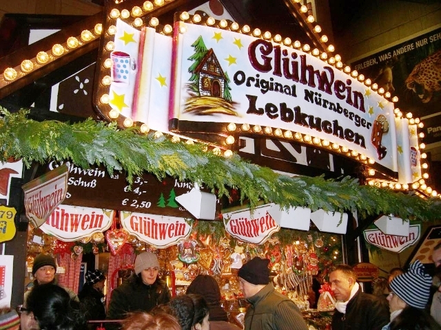 Stragan z grzanym winem na świątecznym jarmarku na Marienplatz w Monachium