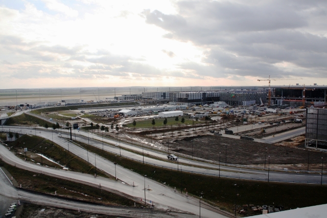 Dwupoziomowa autostrada prowadzi prosto do budynku terminalu BBI w Berlinie