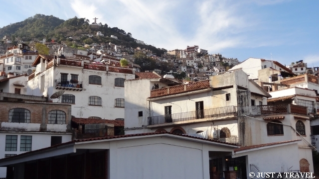 Srebrne miasteczko Taxco z figurą Chrystusa na wzgórzu