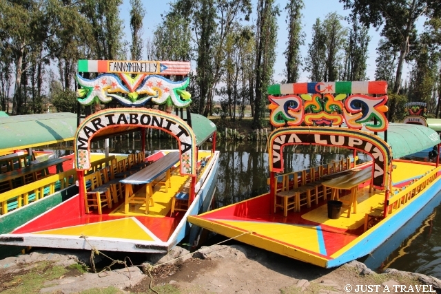 Ukwiecone łódki trajineras z Xochimilco
