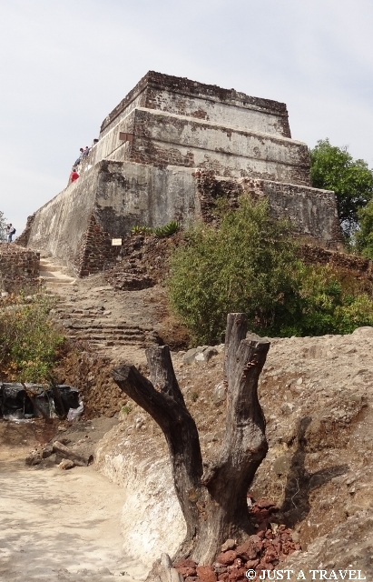 Tepozteco prekolumbijska piramida w pobliżu Tepotzlan