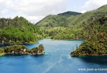 Kolorowe jeziora w Chiapas w Parku Narodowym Lagunas de Montebella