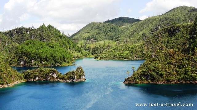 Kolorowe jeziora w Chiapas w Parku Narodowym Lagunas de Montebella