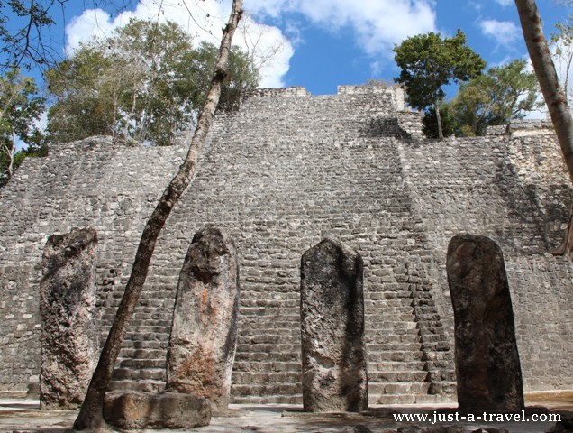 Kamienne Stele z Calakmul