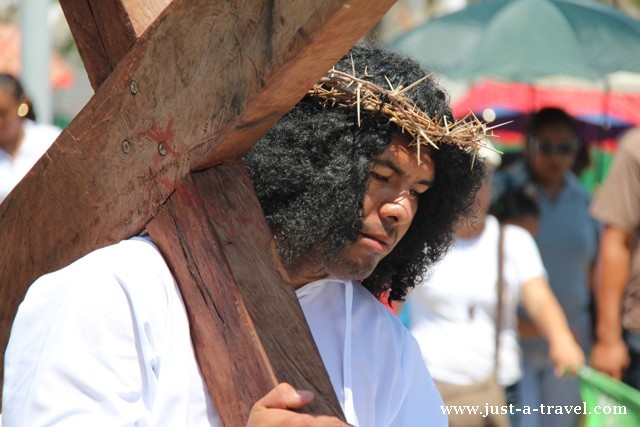 Via Crusis w Meksyku Jezus niesie krzyż