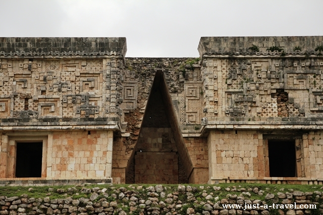 Pałac Gubernatora z łukiem Majów w Uxmal