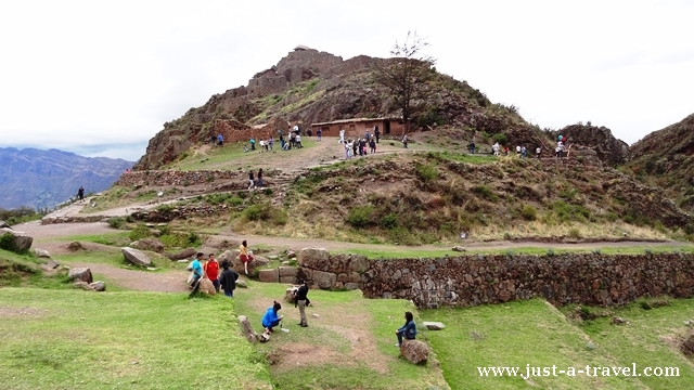 Na platformie pod ruinami pisac